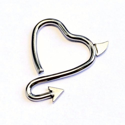 Daith con forma de corazón y cola de diablo