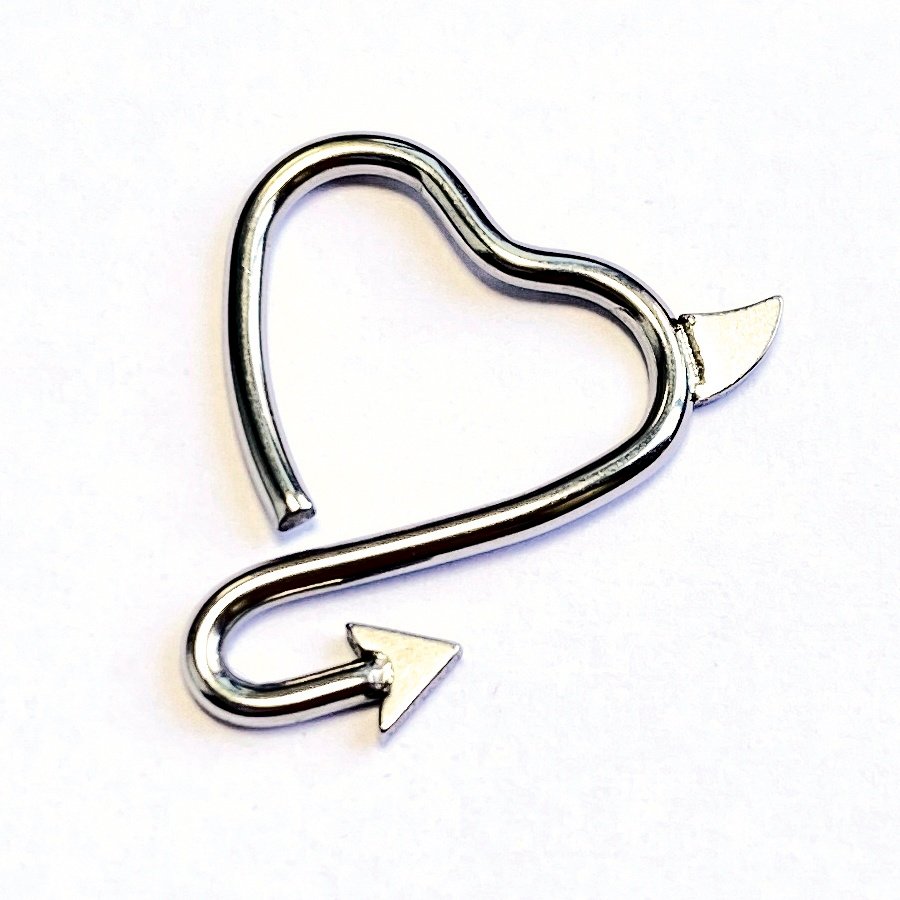Daith con forma de corazón y cola de diablo