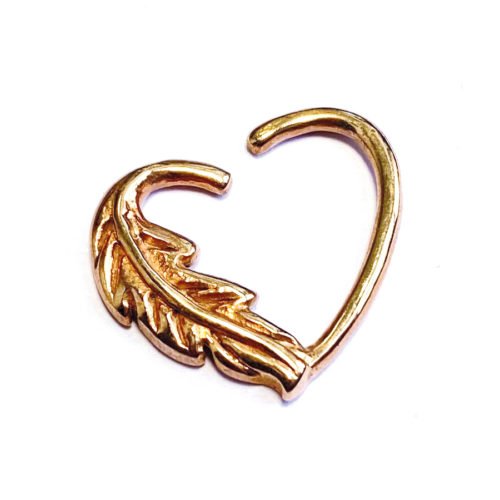 Daith con forma de corazón y pluma