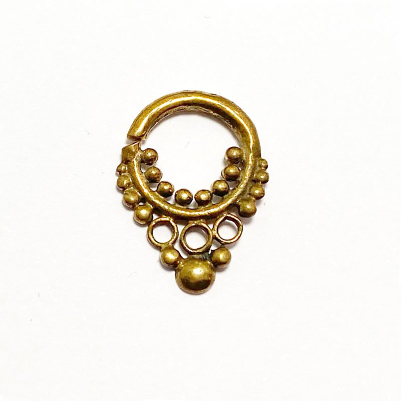 Piercing septum de latón. De ZUK Tattoo Lleida