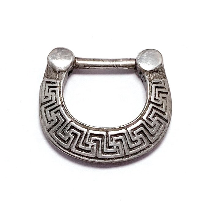 Piercing septum de plata con cierre bisagra. De ZUK Tattoo Lleida