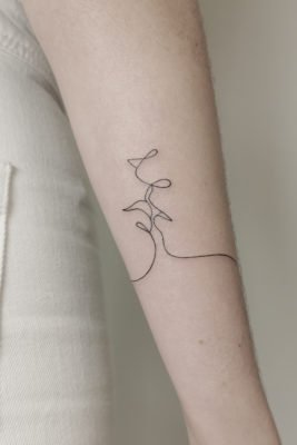 Tatuatge linial de Lidia Alberich a ZUK Tattoo Lleida