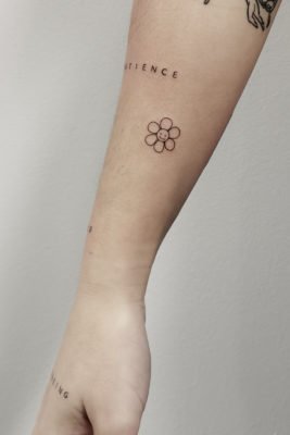 Tatuatge linial amb una flor