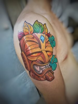Tatuaje a color con un tiki. ZUK Tattoo Lleida