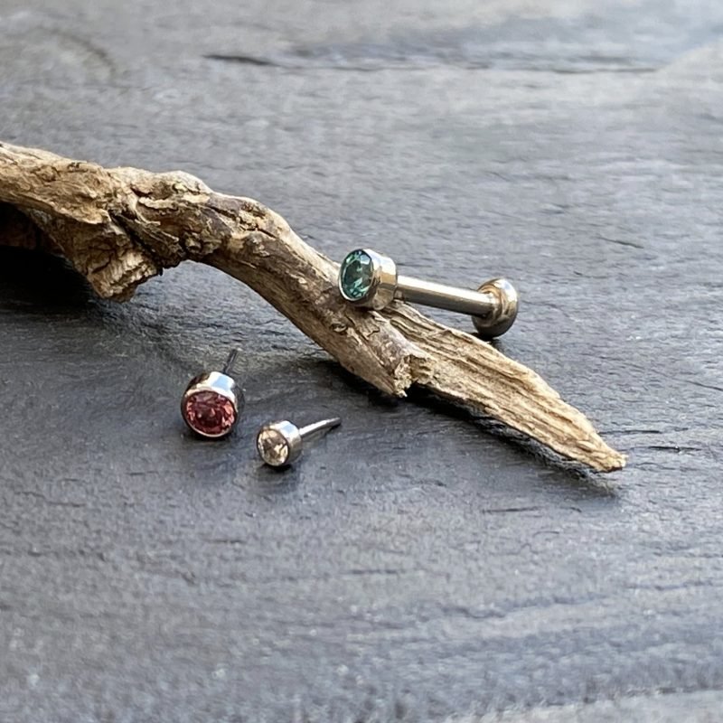 Piercing de titanio con brillante