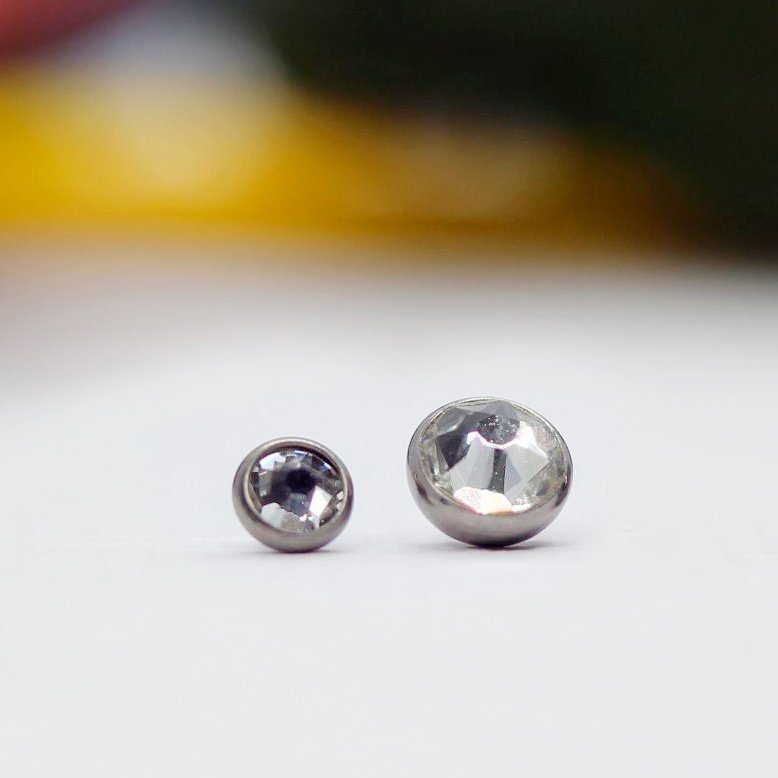 Piercing de titanio grado implante con brillante