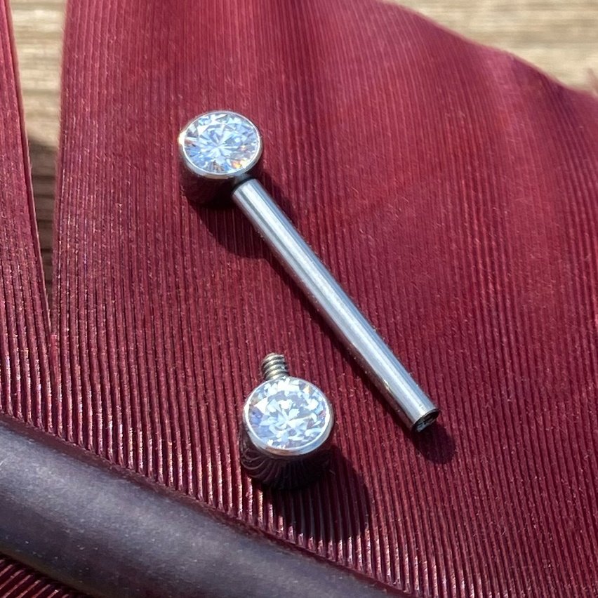 Piercing de titanio para pezón con zirconias blancas