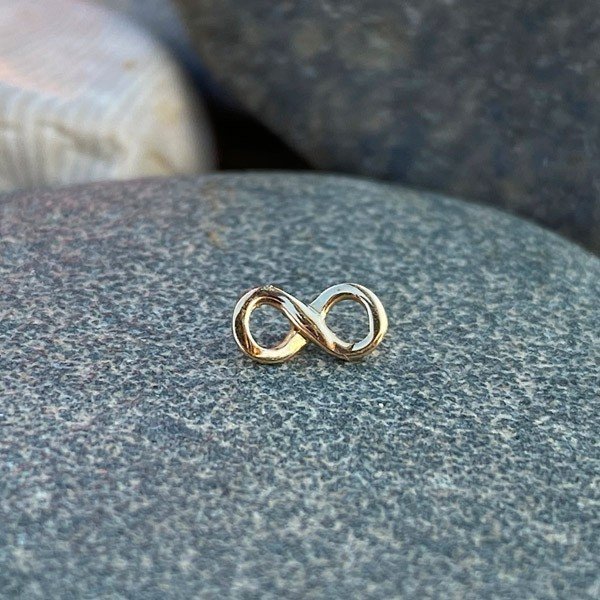 Piercing de oro macizo 14 Kt. con forma de infinito