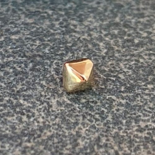 Piercing de oro macizo de 14 Kt. con bisel diamante