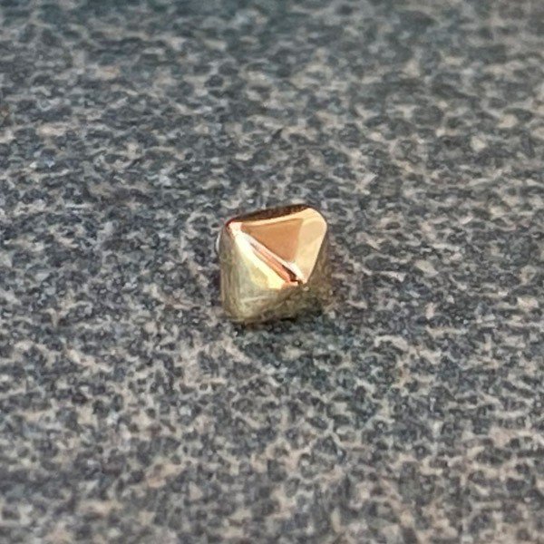 Piercing de oro macizo de 14 Kt. con bisel diamante