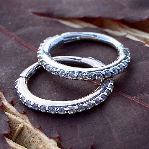 Aro de oro blanco macizo 14 Kt. con Zirconias cúbicas - Imagen 2