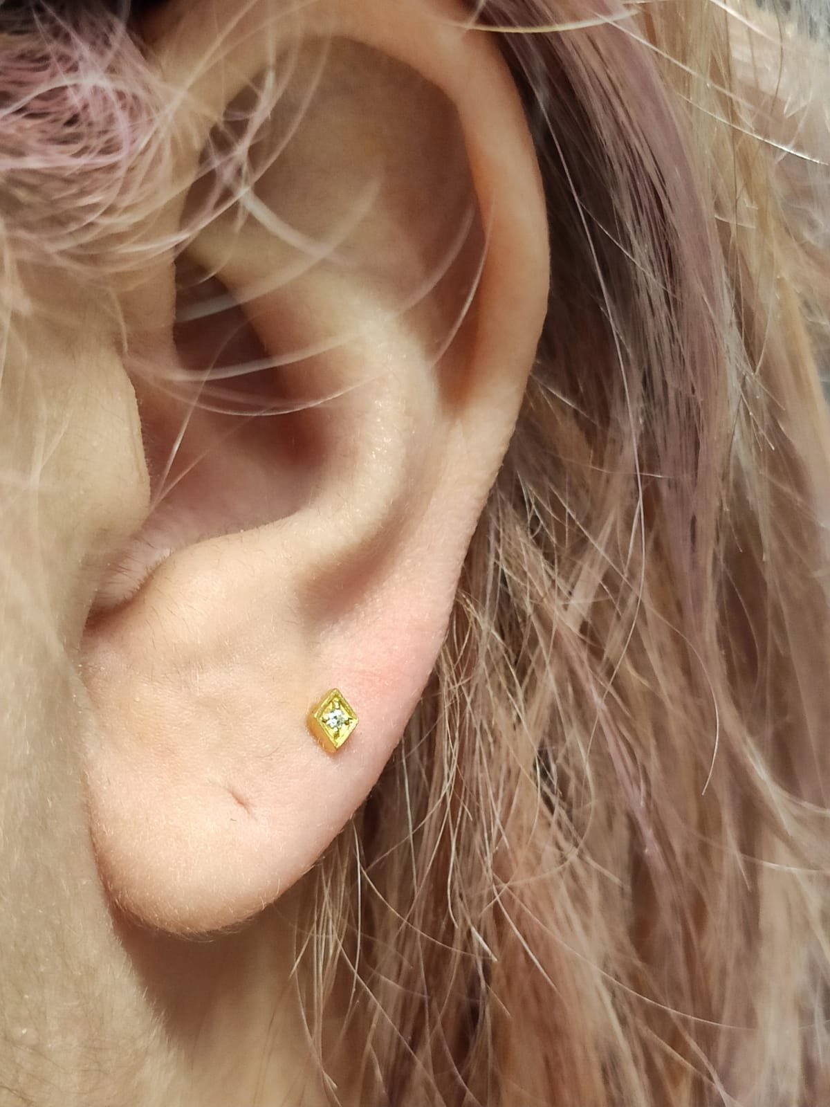 Rombo con baño de oro 24 Kt. y Zirconias de Swarovski® - Imagen 3