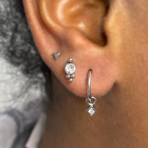 Alternative view of Top de acero 316L. Triángulo con forma de pirámide