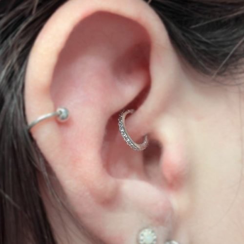 Piercing daith. Cliker de titanio con zirconias