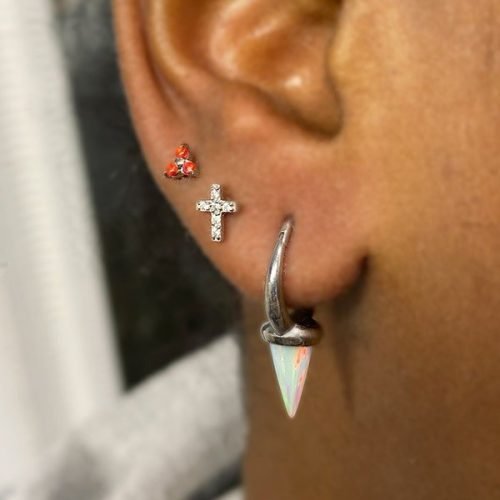 Alternative view of Top de acero 316L con una cruz mini y Swarovski®