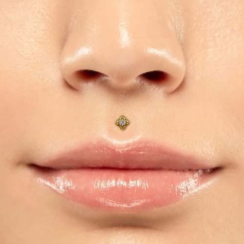 Alternative view of Top con baño de oro 24 Kt. con forma de flor y 1 zirconia cúbica