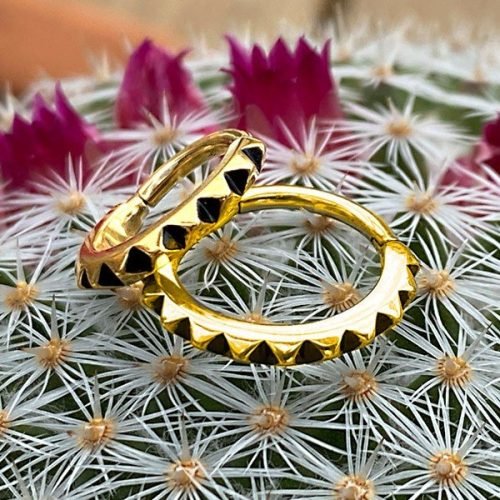 Alternative view of Aro con baño de oro 24 Kt. con textura pirámide