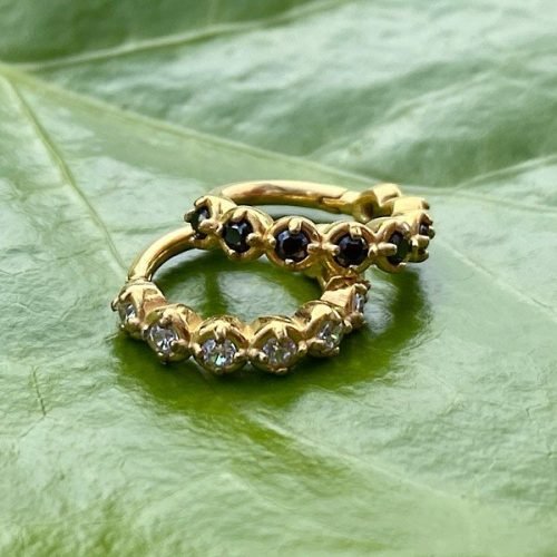 Alternative view of Aro con baño de oro 24 Kt. y 10 Zirconias negras