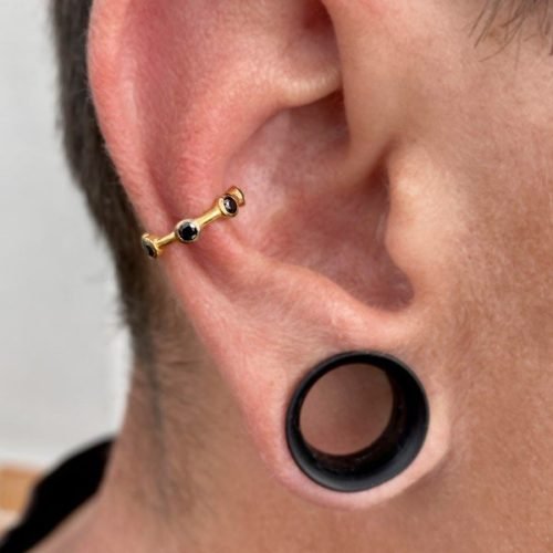 Aro con baño de oro 24 Kt. y Zirconias negras