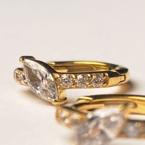 Alternative view of Pendientes pavé con baño de oro 24 Kt. y zirconia corte marquesa