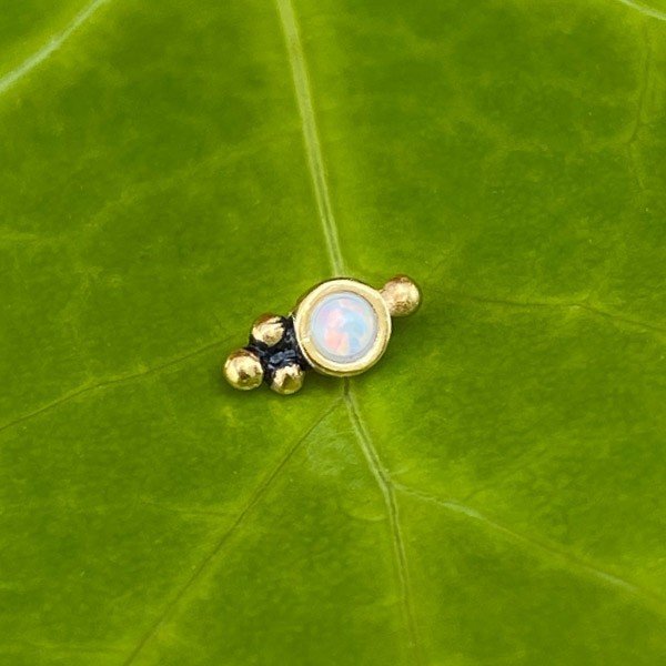 Top con baño de oro 24 Kt. estilo tribal con un ópalo