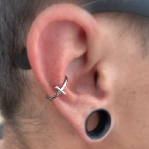 Alternative view of Aro de acero 316L con una cruz para conch