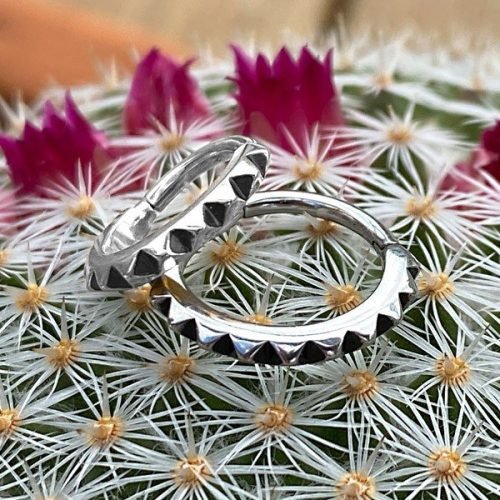 Alternative view of Aro de acero 316L con textura pirámide