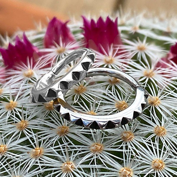 Aro de acero 316L con textura pirámide - Imagen 2