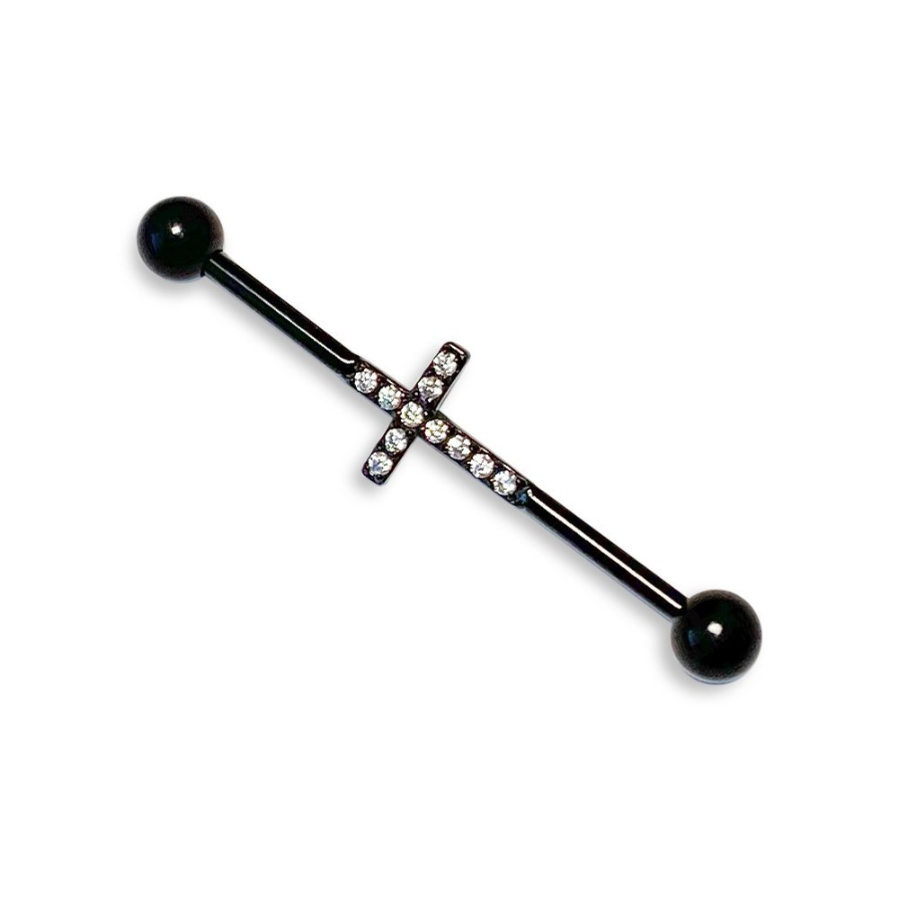 Piercing industrial negro con una cruz de zirconias