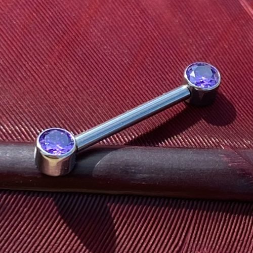 Piercing de titanio para pezón con zirconias violetas