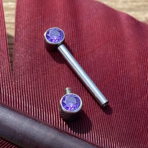 Alternative view of Piercing de titanio para pezón con zirconias violetas