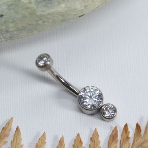 Piercing de ombligo con 3 zirconias