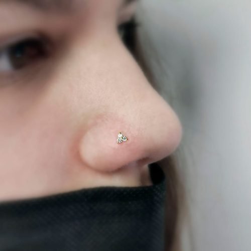 Alternative view of Nostril de oro macizo 18 Kt. con 1 trinity de 4 mm. con Swarovski®