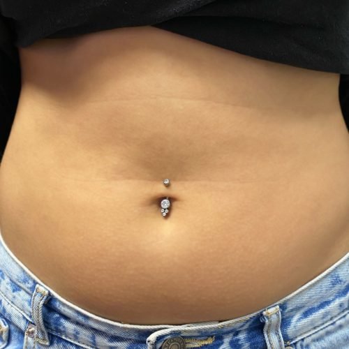 Alternative view of Piercing de ombligo con 5 zirconias