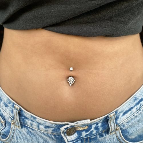 Alternative view of Piercing de ombligo con 9 zirconias