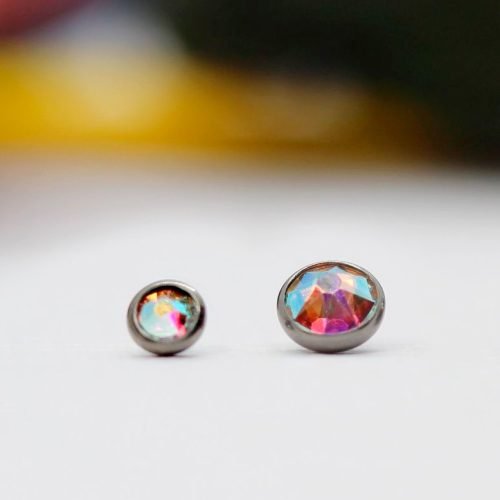 Piercing de titanio con 1 zirconia aurora borealis engarce bisel