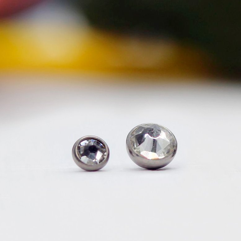 Piercing de titanio con 1 zirconia blanca engarce bisel