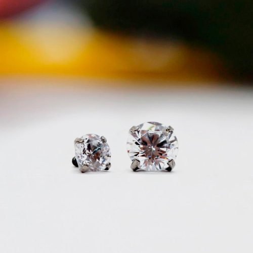 Piercing de titanio con 1 zirconia engarzada