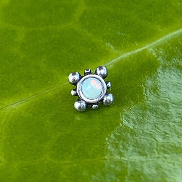 Top de acero 316L estilo tribal con un ópalo blanco 4mm