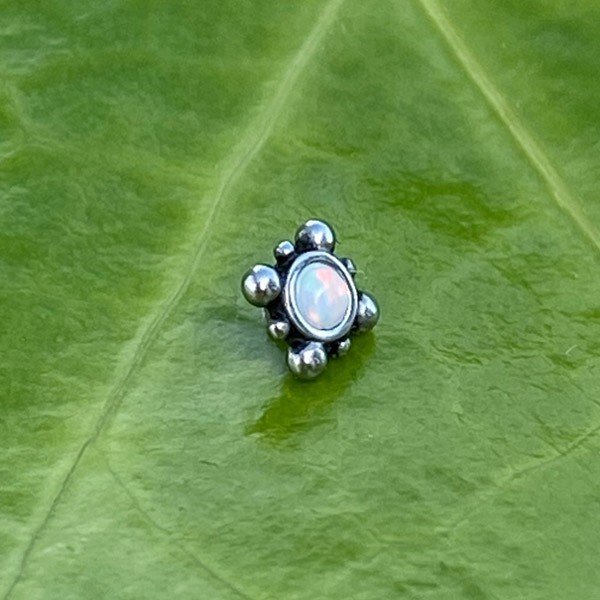 Top de acero 316L estilo tribal con un ópalo blanco 4mm - Imagen 2