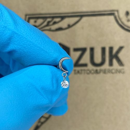 Top de titanio con una media luna y zirconia colgante