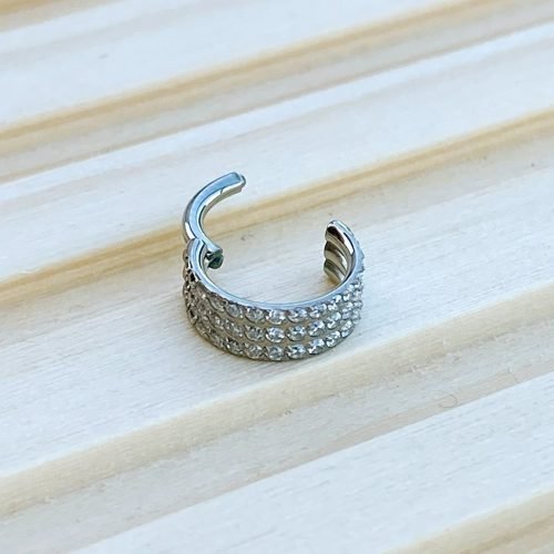 Alternative view of Piercing clicker de titanio con 3 hileras de zirconias