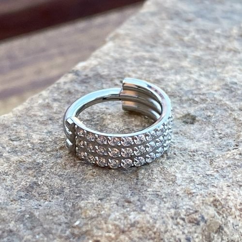 Piercing clicker de titanio con 3 hileras de zirconias
