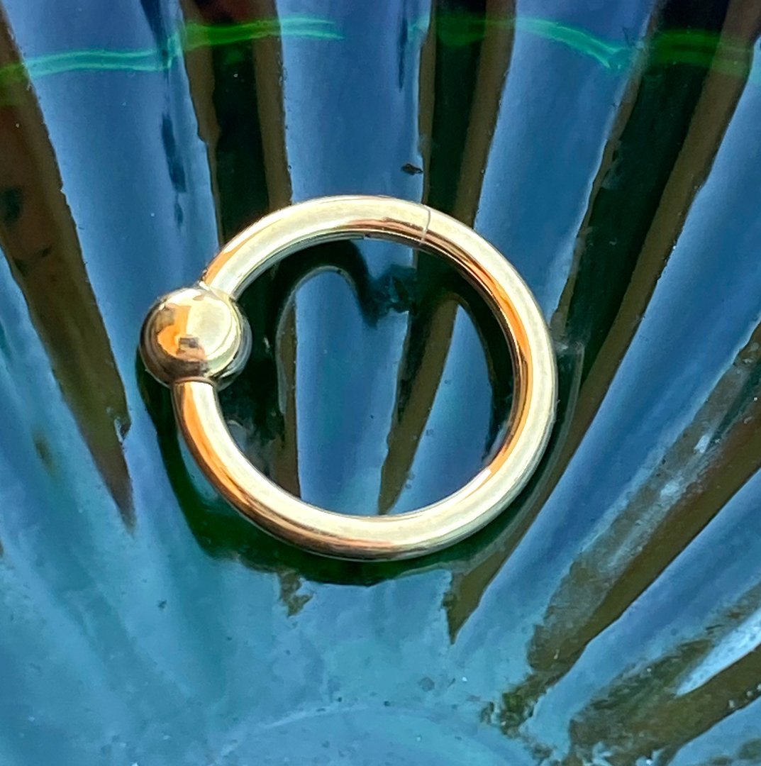 Clicker de titanio y baño de oro 24 Kt. con una bola