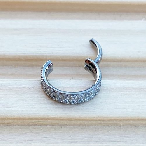 Alternative view of Piercing clicker de titanio con 2 hileras de zirconias