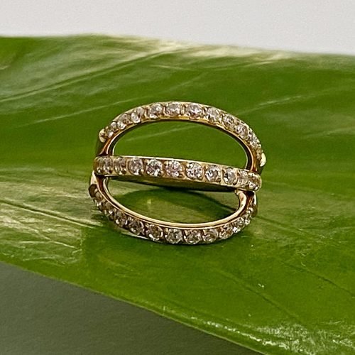 Alternative view of Aro de titanio con baño de oro y zirconias para hélix