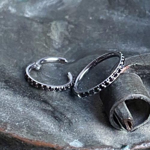 Clicker de titanio con zirconias negras