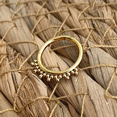 Aro clicker de titanio con baño de oro, estilo tribal con 1 línea de filigranas