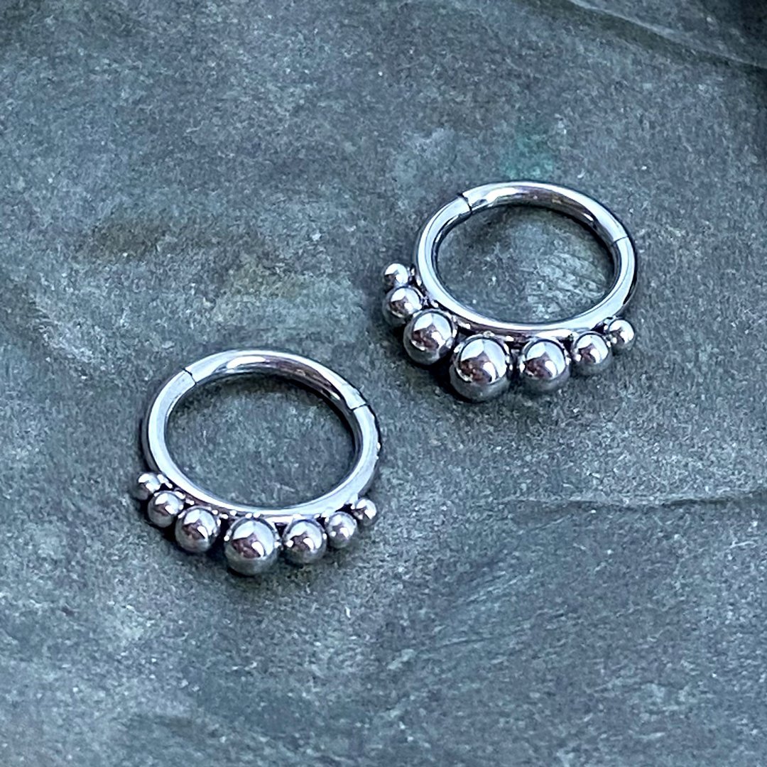 Aro clicker de titanio estilo étnico