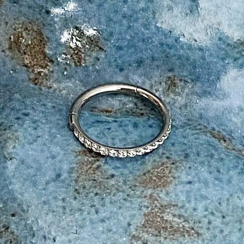 Clicker de titanio con zirconias para piercing nostril